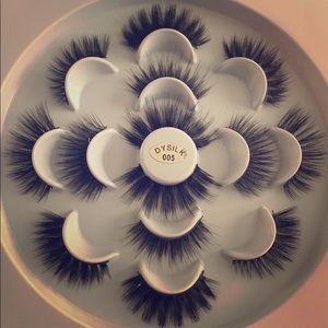 Hello everyone I’m selling mink lashes.